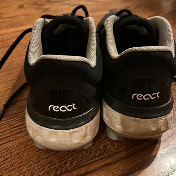 Men’s 9 1/2 Nike react spikes / cleats - Picture 3 of 6